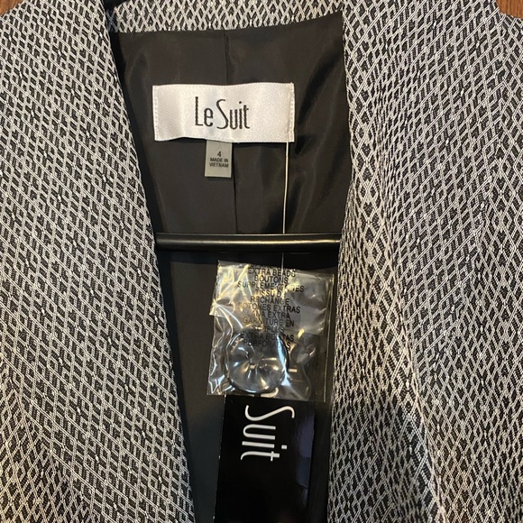 2 piece black and white designed Le suit buissness casual blazer and skirt combo - Picture 2 of 12